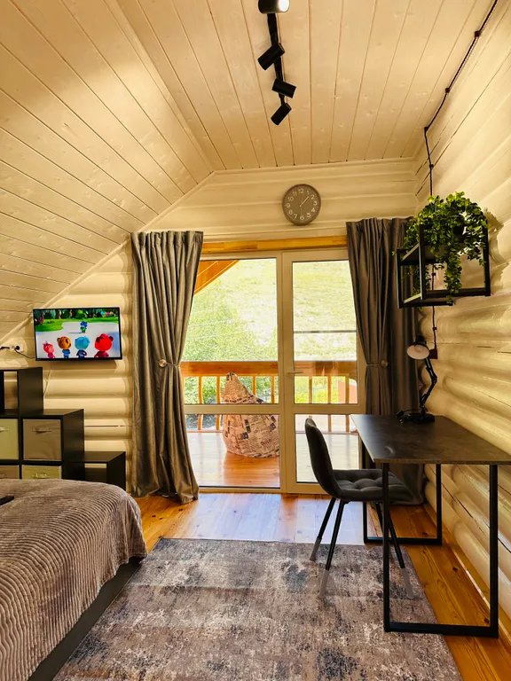 Усадьба Сова на берегу реки в горах Алтая