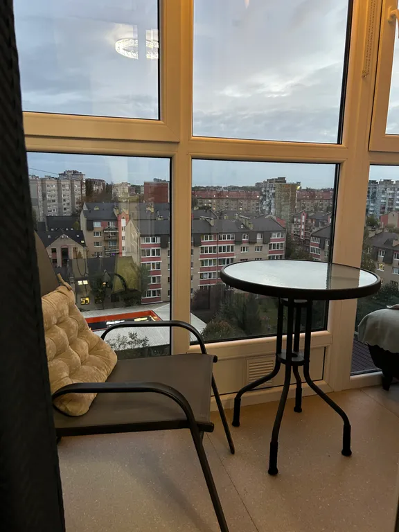 Студия с видом на город