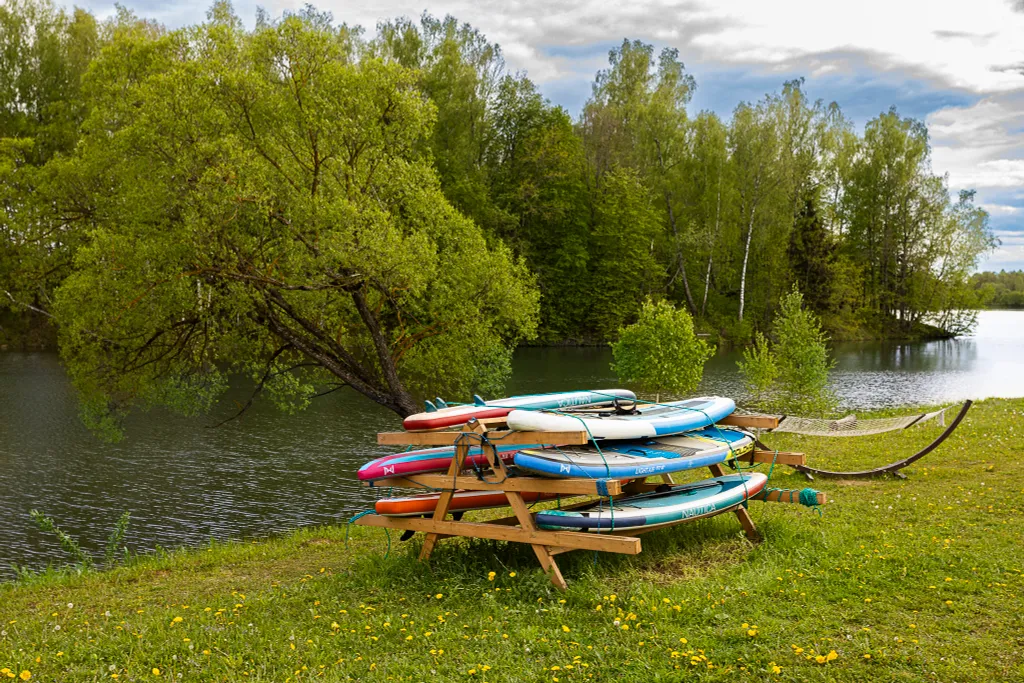 Барн с вторым светом и видом на реку