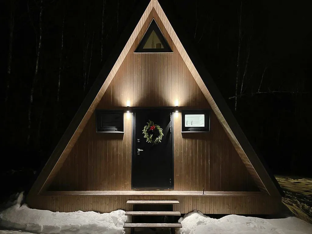 А-фрейм в сказочном зимнем лесу