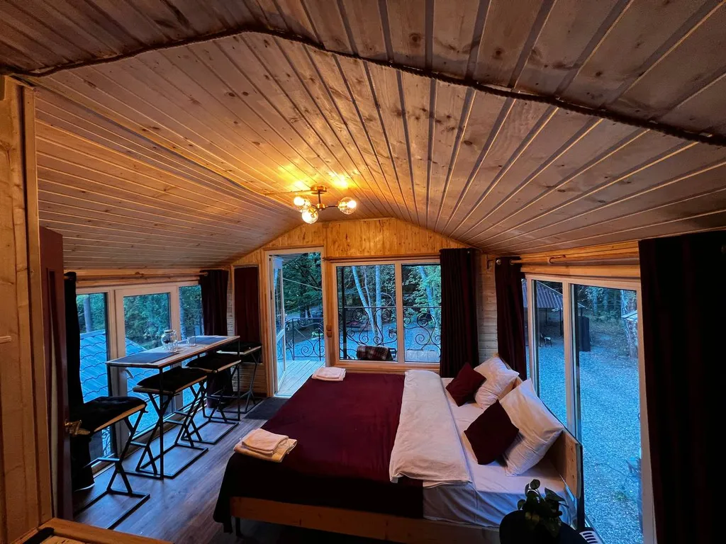 Уютный домик в чаще леса