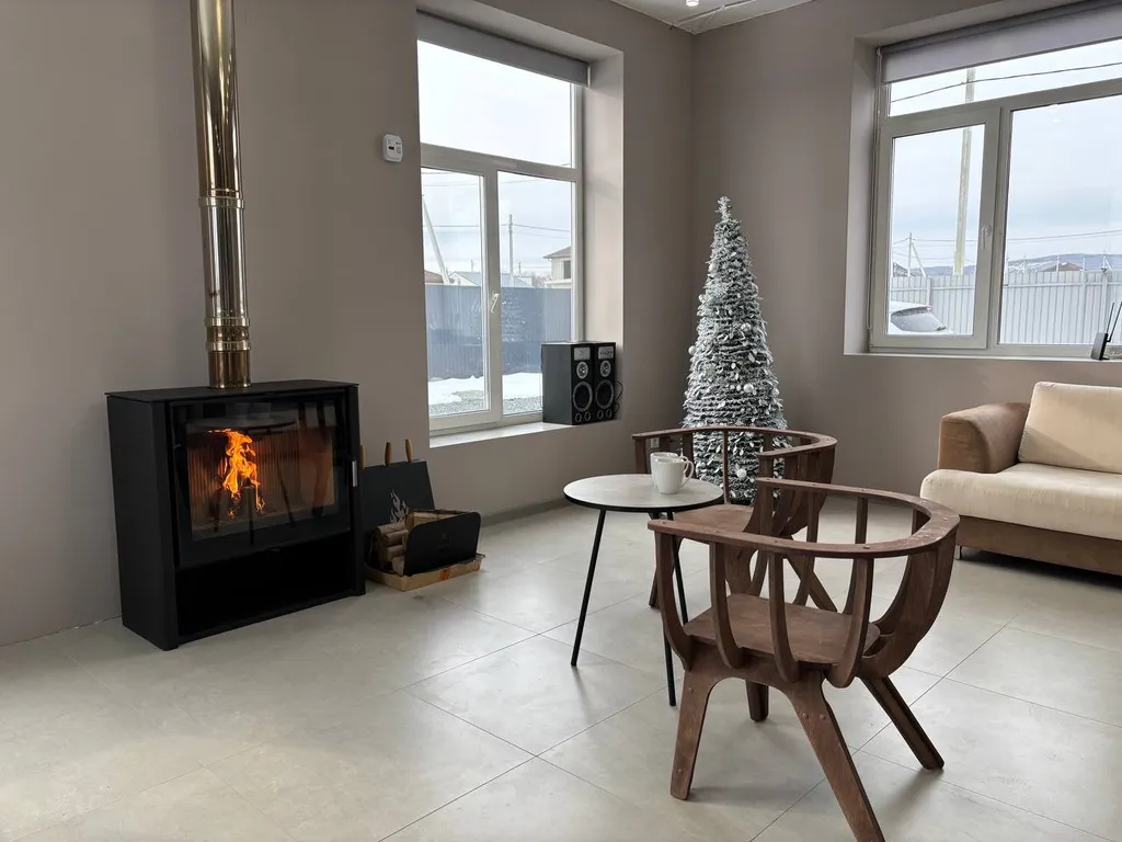 Просторный дом с собственной территорией и настоящим камином