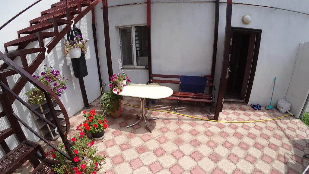 Отличная двухкомнатная квартира с двориком