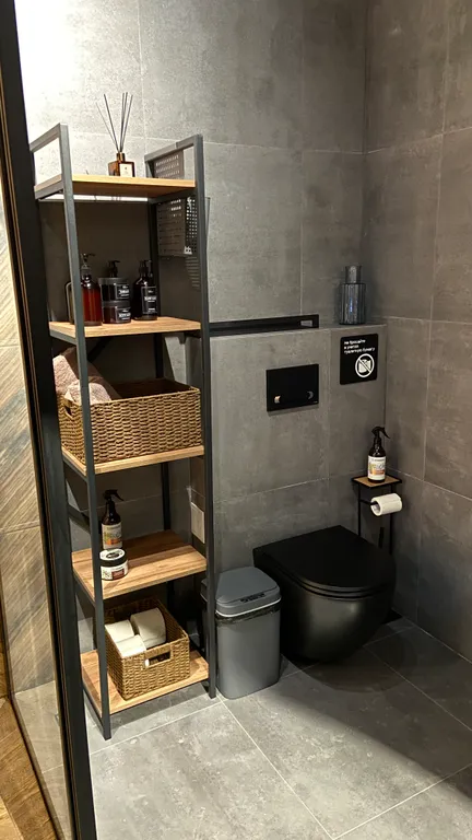 Дом с панорамными окнами и видом на лес