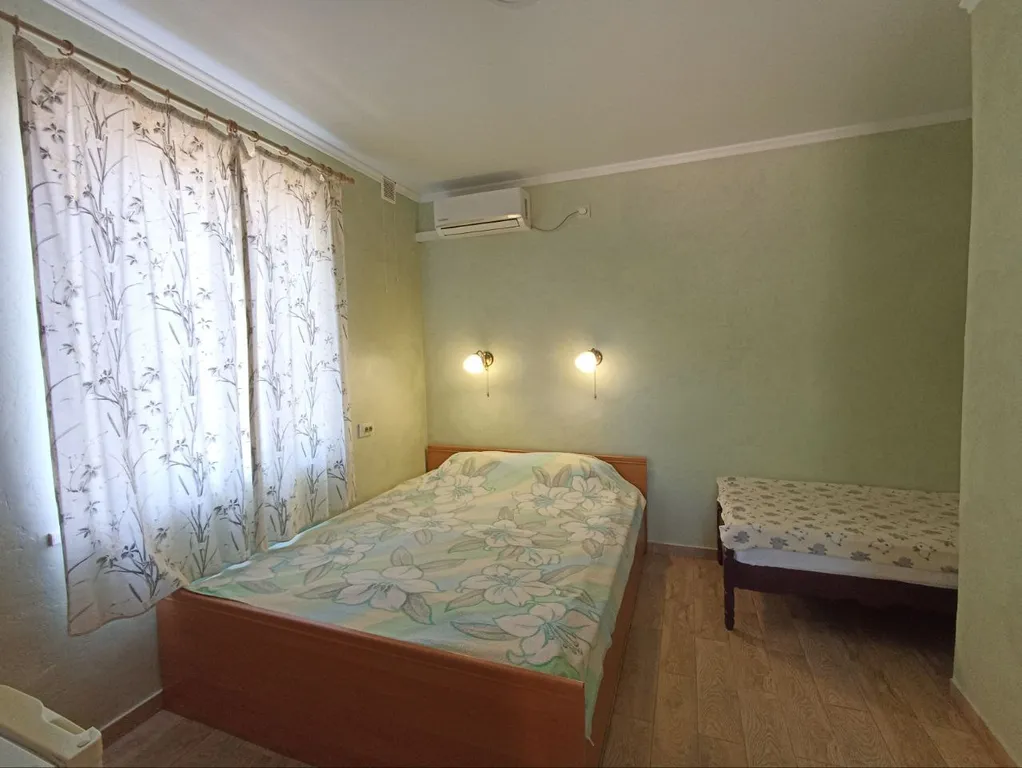 Трёхместный номер с отдельным входом и своей мини террасой