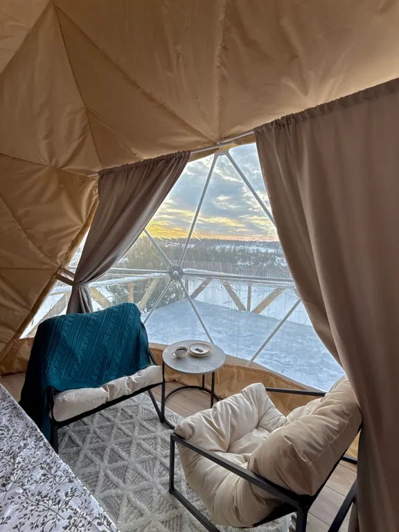 Купольный домик в окружении леса