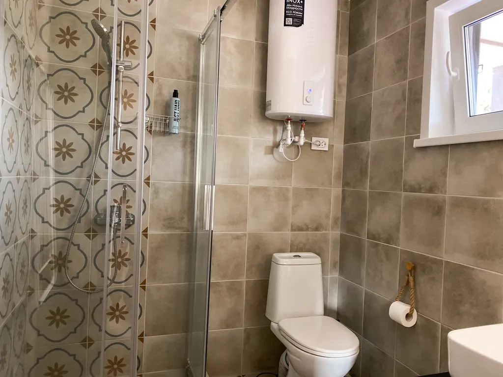 Дом в скандинавском стиле на берегу реки