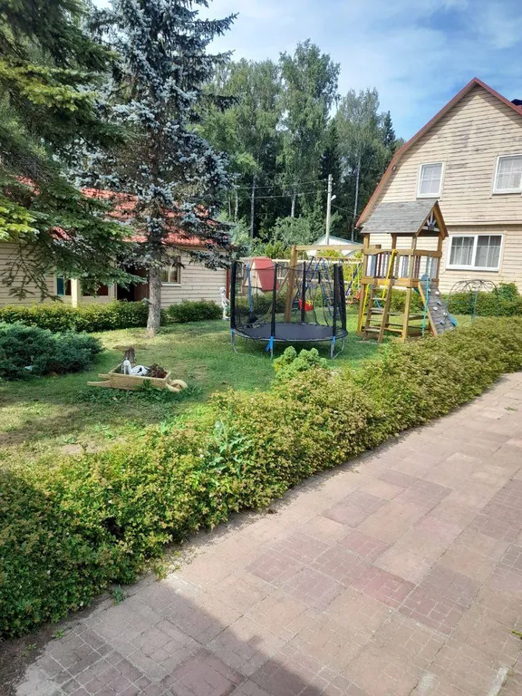 Дом с баней, бассейном и караоке