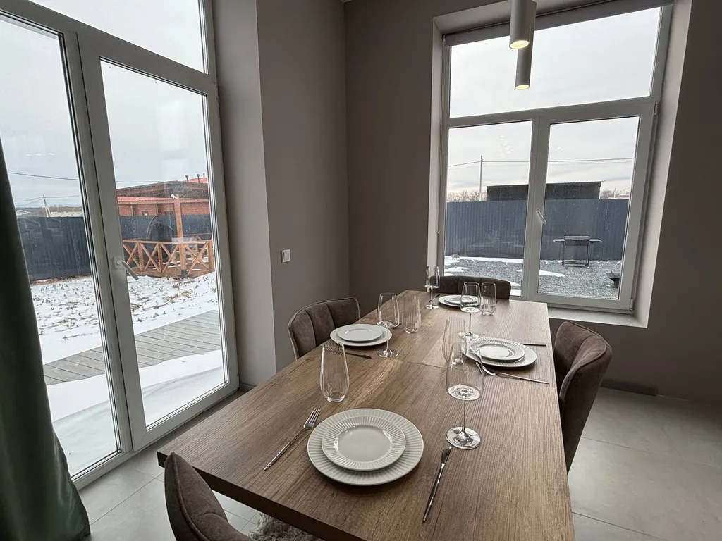 Просторный дом с собственной территорией и настоящим камином