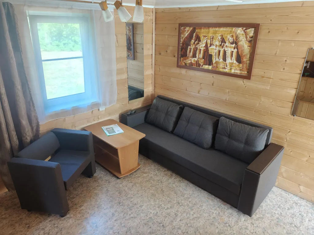 Дом на берегу с баней и лодкой