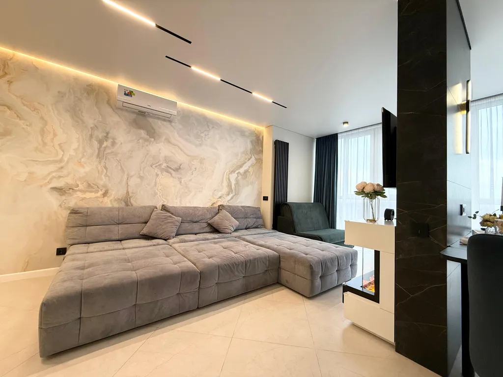 Квартира с большой кухней-гостиной, камином и панорамным видом