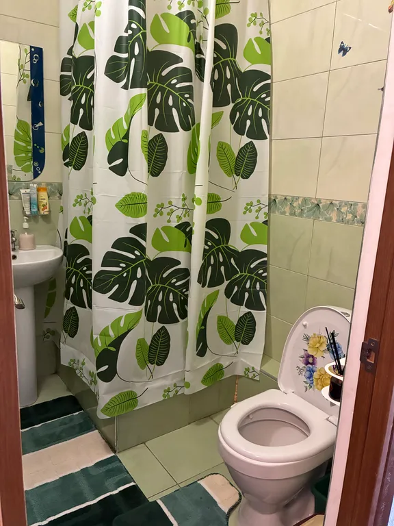 Уютная комната в частном доме со своим двором