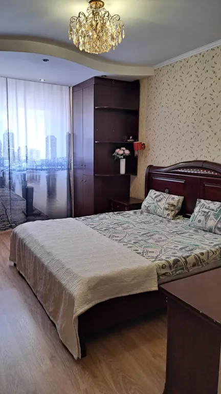 Трёхкомнатная, три кровати, диван, самый центр левого берега