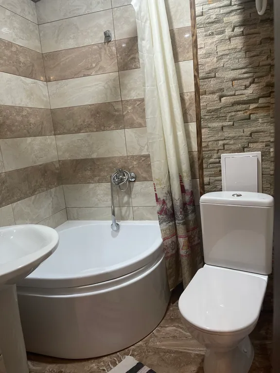 Коттедж 3 этажа, 4 комнаты.. В центре п. Небуг.