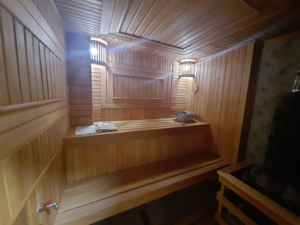 Домик для отдыха с банькой и теплым бассейном