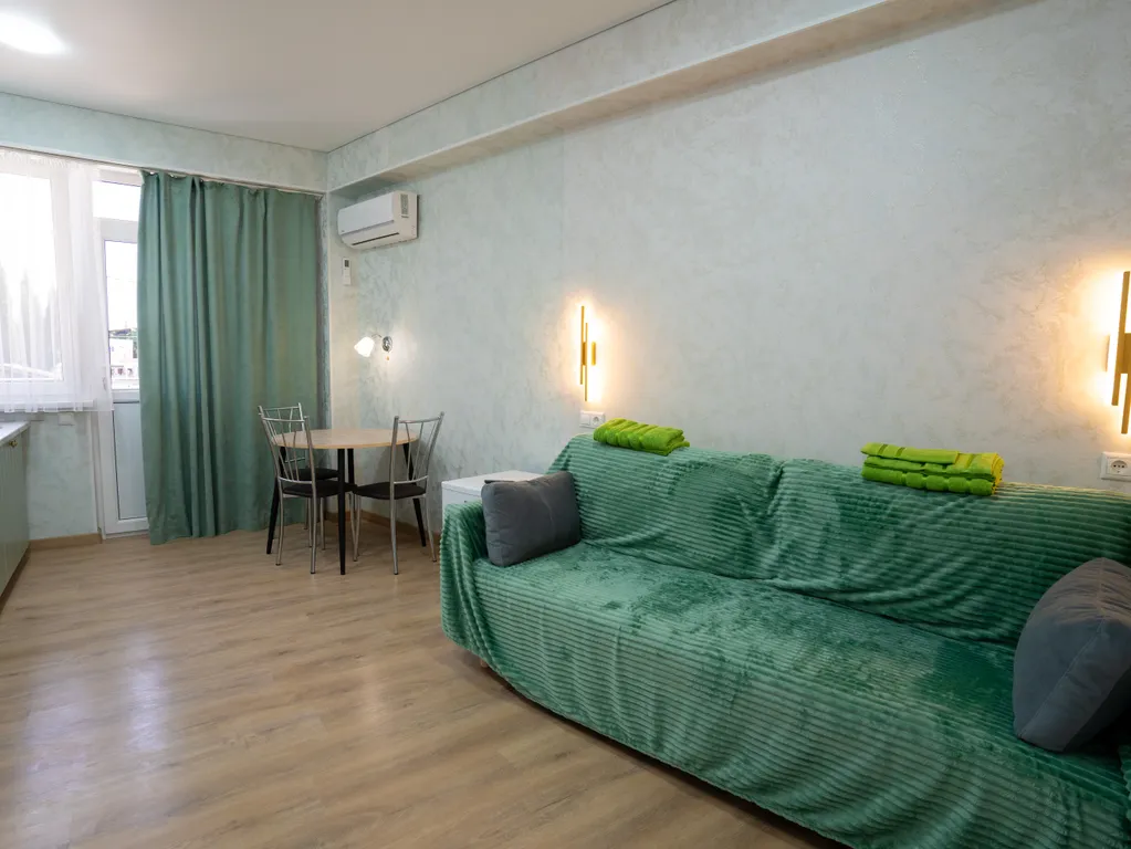 Уютная комната с балконом