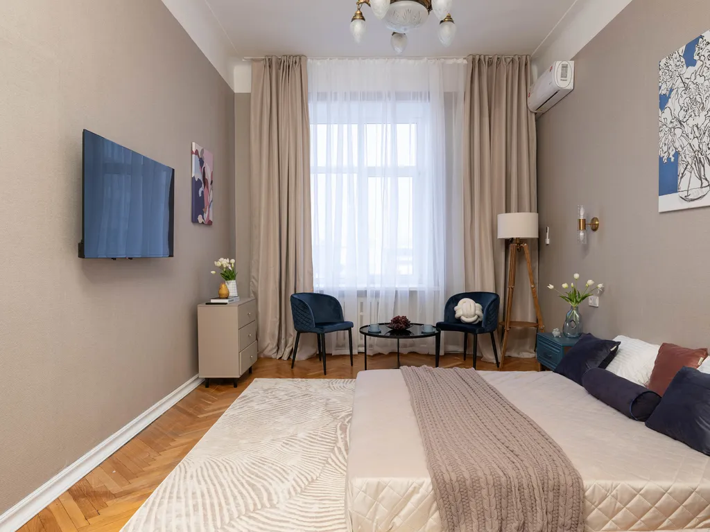 Просторная квартира с тремя спальными и балконом с видом