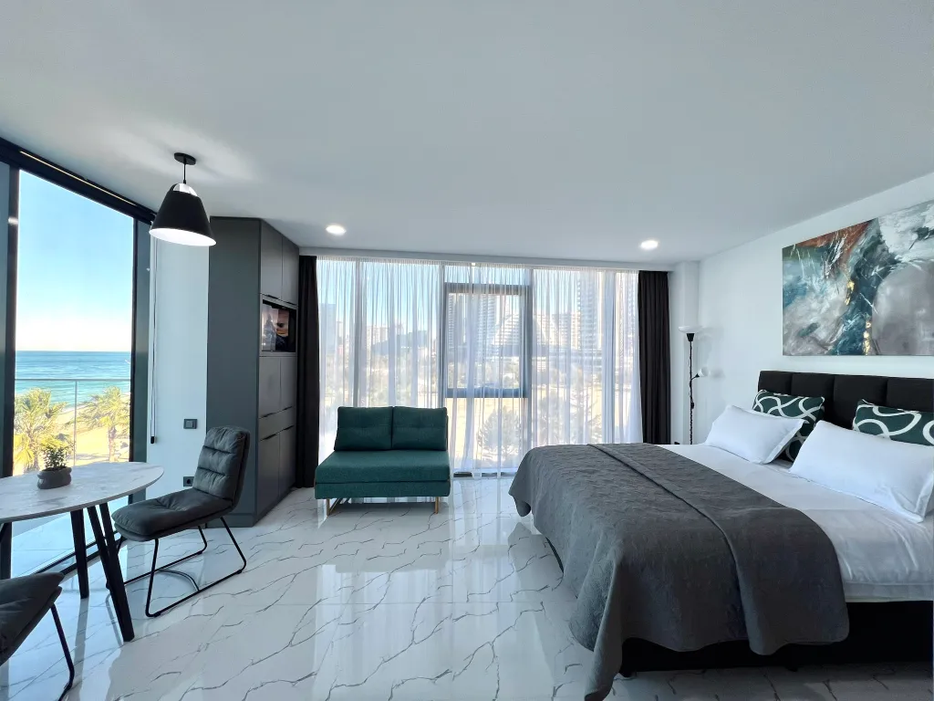 Роскошные апартаменты с террасой в 20 метрах от моря