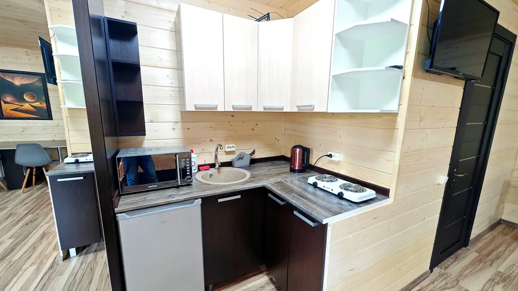 Солнечный домик-студия люкс с террасой, кухней, ванной комнатой