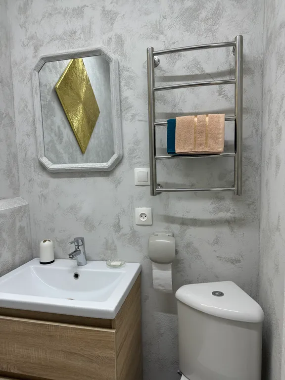 Дизайнерская евродвушка с ванной в тихом районе