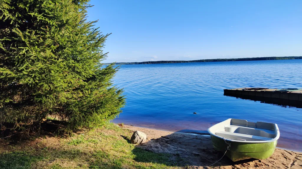 Коттедж Коттедж Амфрейм 6 местный у озера с баней, чаном и детской площадкой с батутом — Ланино