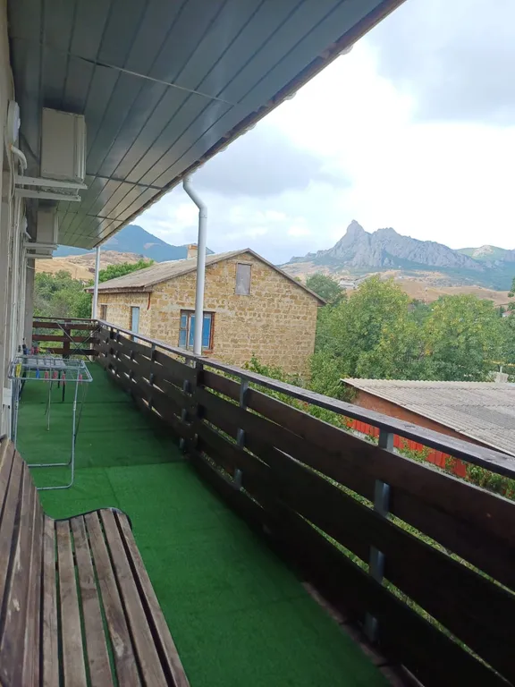 Трехместная уютная комната с балконом и видом на вулкан