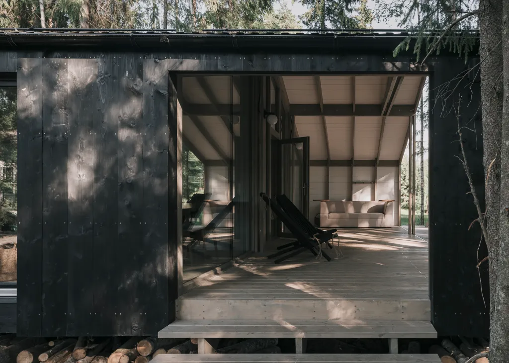 Загородный дом с террасой, баней и видом на лес