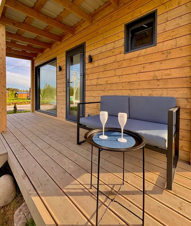 Домик с панорамным окном рядом с озером и видом на лес