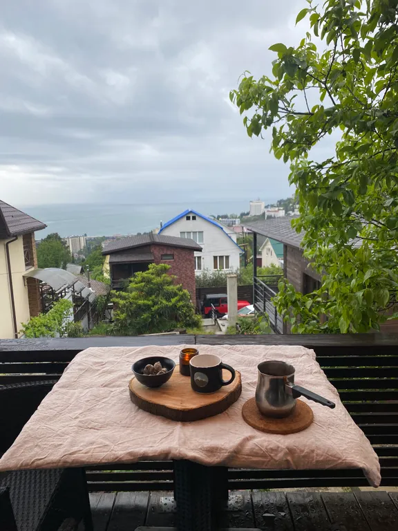 Барнхаус на горе с видом на море