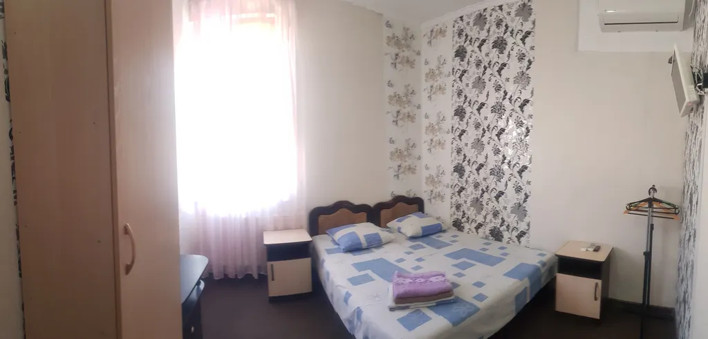 В центре кабардинки двухкомнатный номер с кухней, 2 сан. Узла