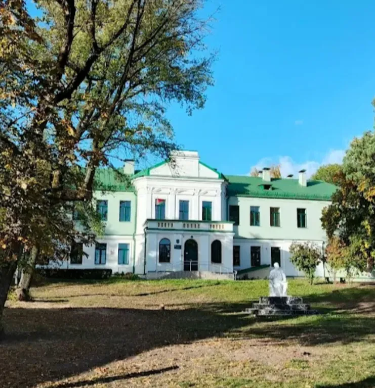 Рядом с ж/д вокзалом и  королевской усадьбой Станиславово.