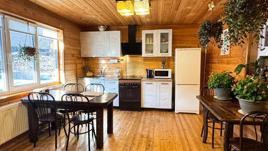 Часть дома с видом на горы