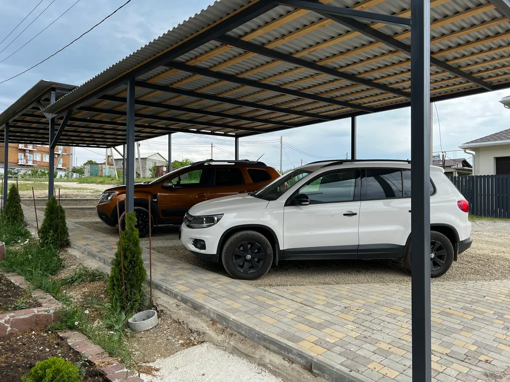 Домик в лесу у моря с верандой