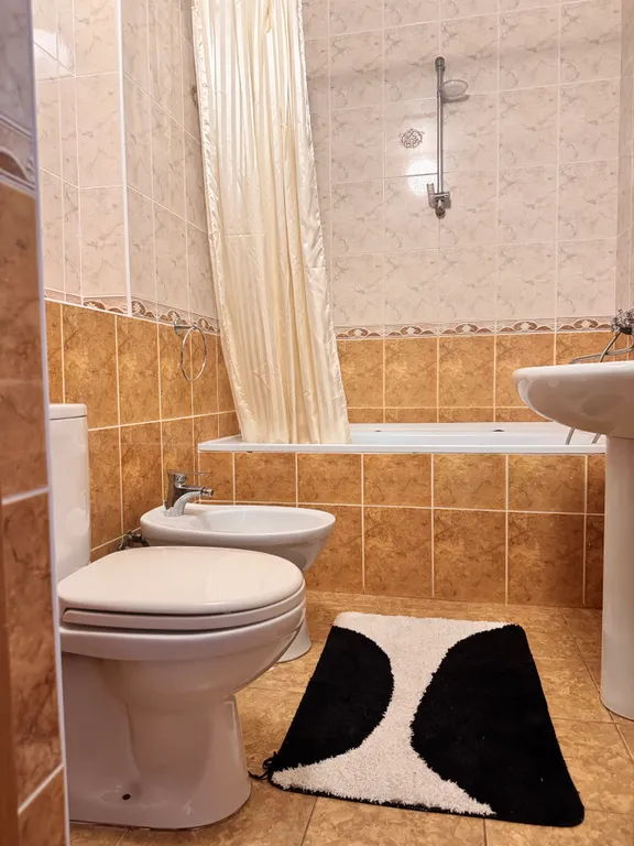 С бассейном рядом с морем