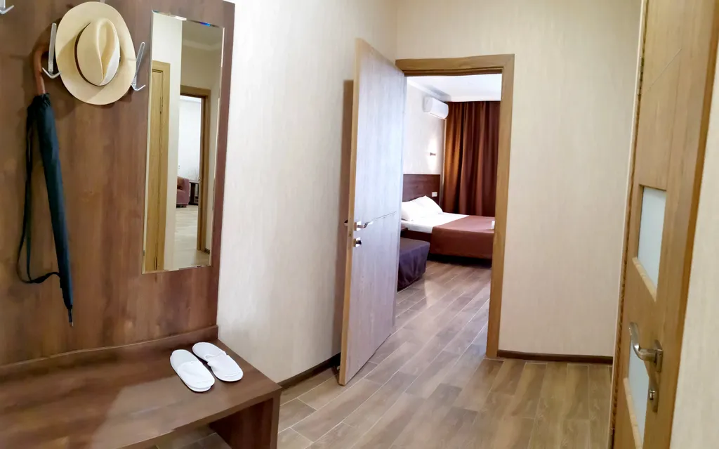 Номер двухкомнатный люкс с балконом у самого моря, с бассейном