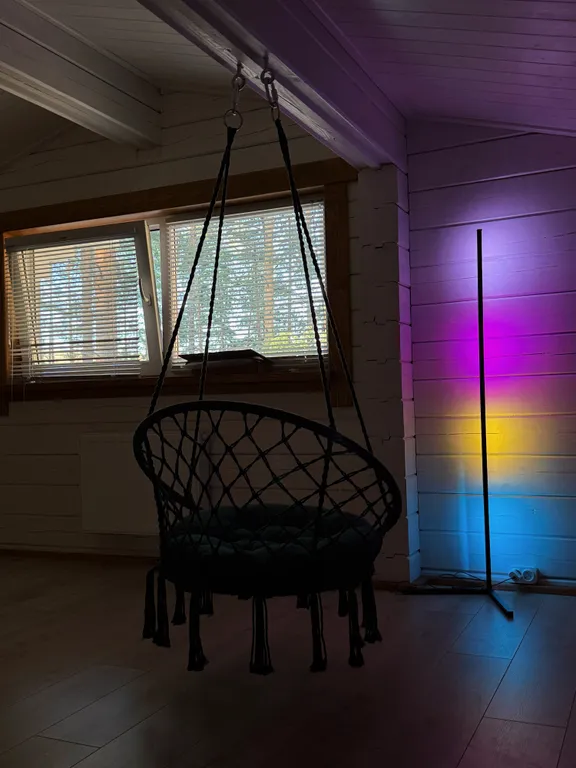 Белый дом и сосны