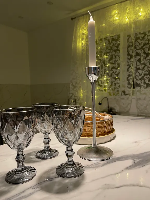 Дом рядом с лесом и прудом