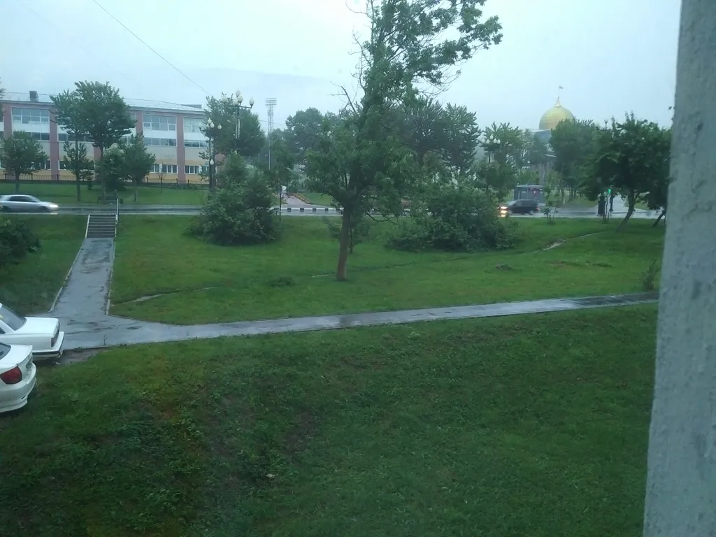 Гора через дорогу