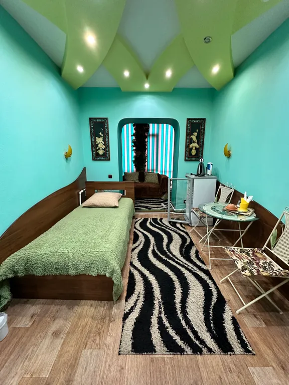 С собственной внешней ванной комнатой