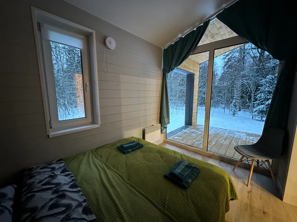 Дом с панорамными окнами в лес