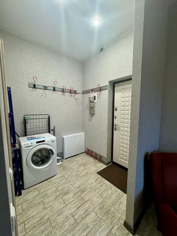 Студия с выделенной спальней и балконом в центре