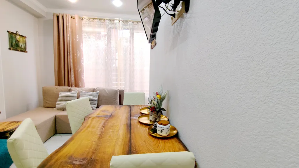 Идеально расположенный комфортный апартамент со спальней. Большие окна