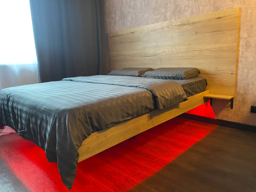 Уютная современная квартира с парящей кроватью с подсветкой