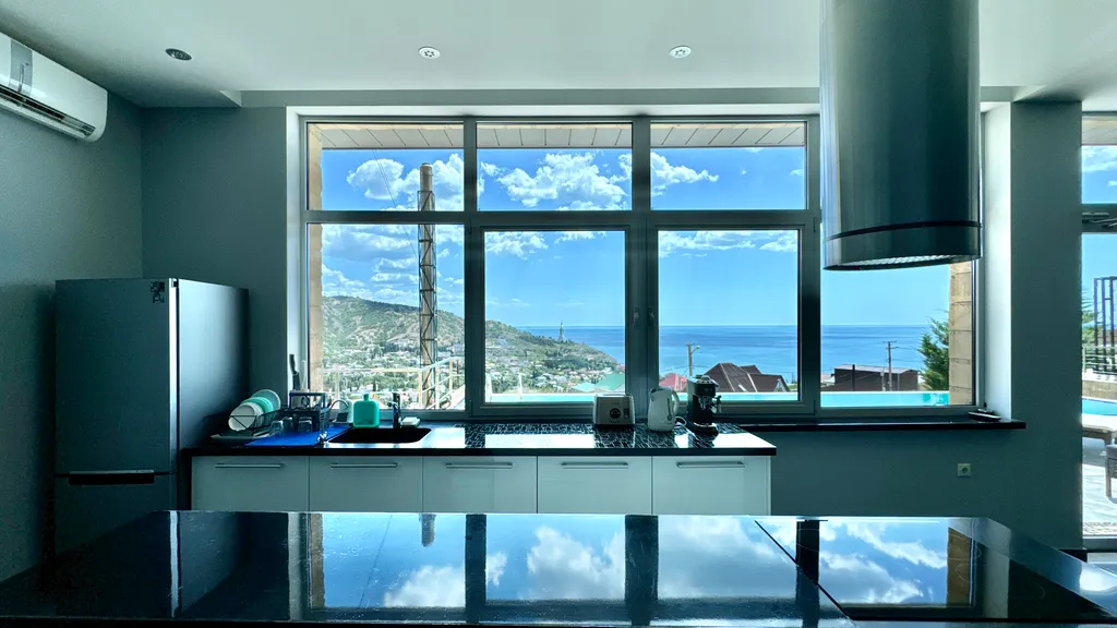 Дом с видом на горы и море