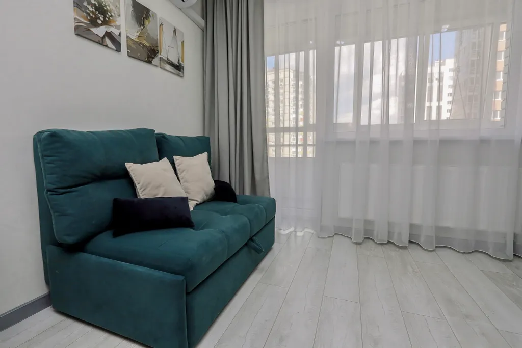 Очaровaтельнaя cтудия с уютными качелями на бaлконe