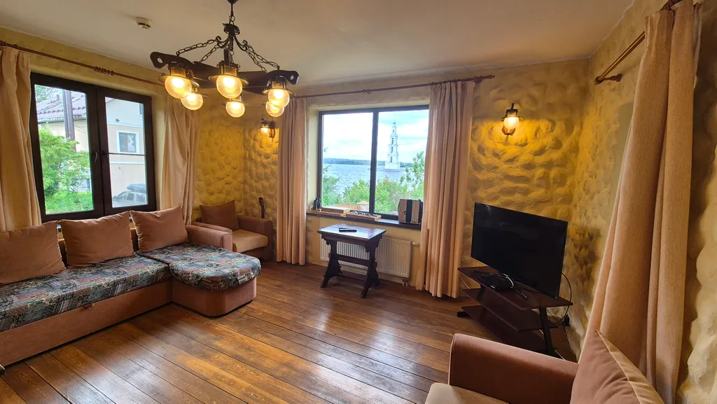 Дом на берегу волги, с видом на затопленную колокольню