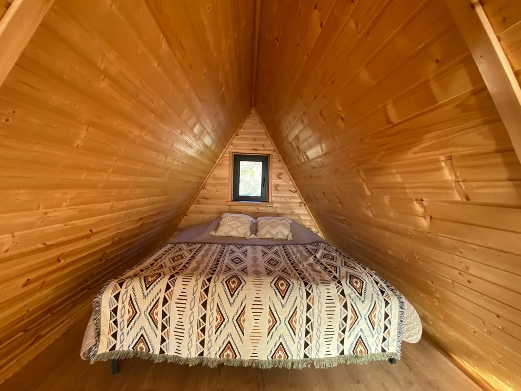 Дом-шалаш у озера