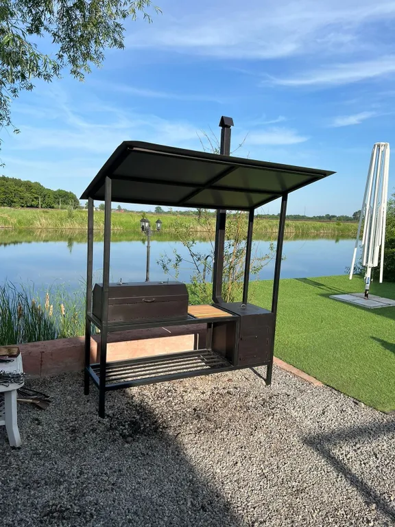 Большой дом с баней, бассейном и видом на озеро