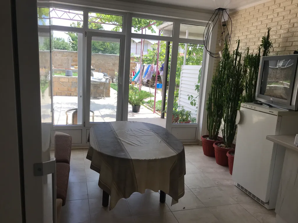 Индивидуальный номер на земле в уютном дворике