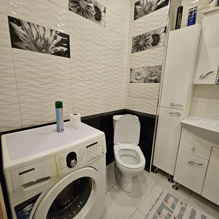 Большая квартира с лоджией в центре города